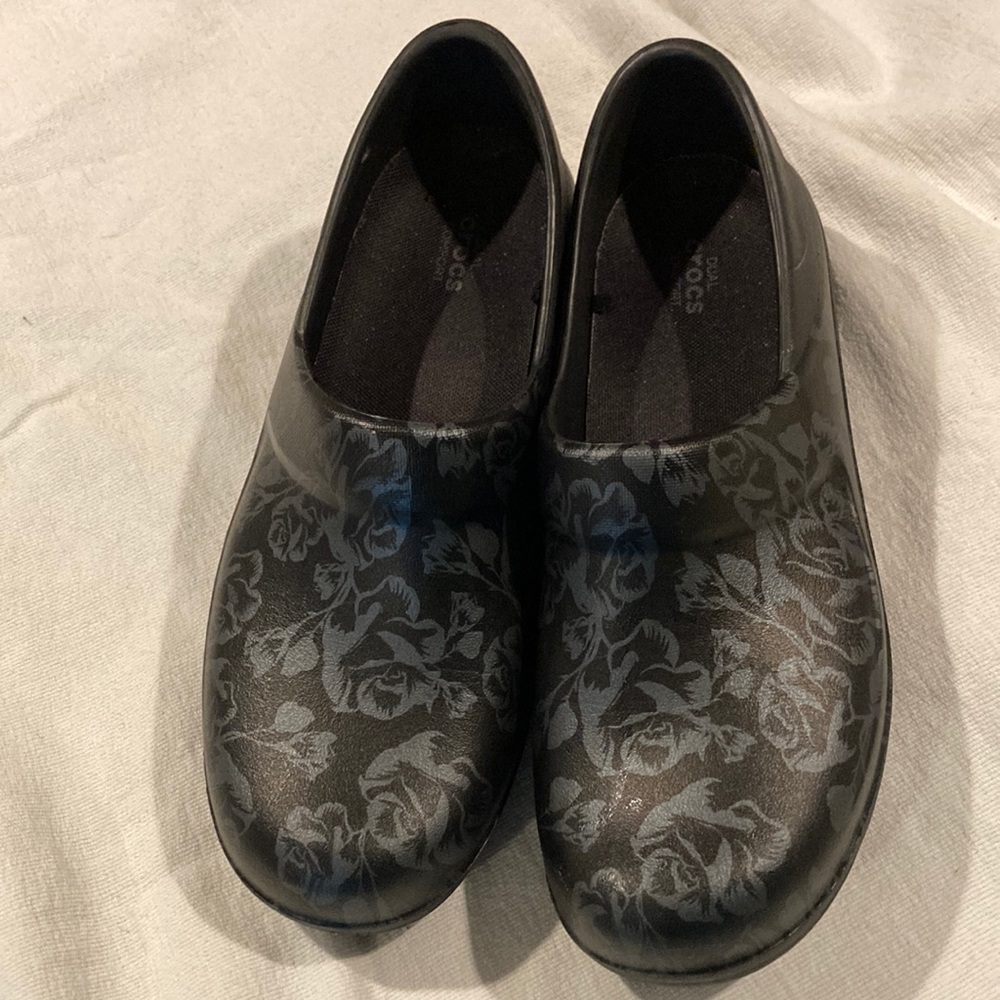 Size 11 dual comfort croc nursing shoes.